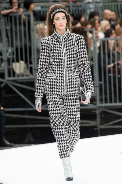 Look 25